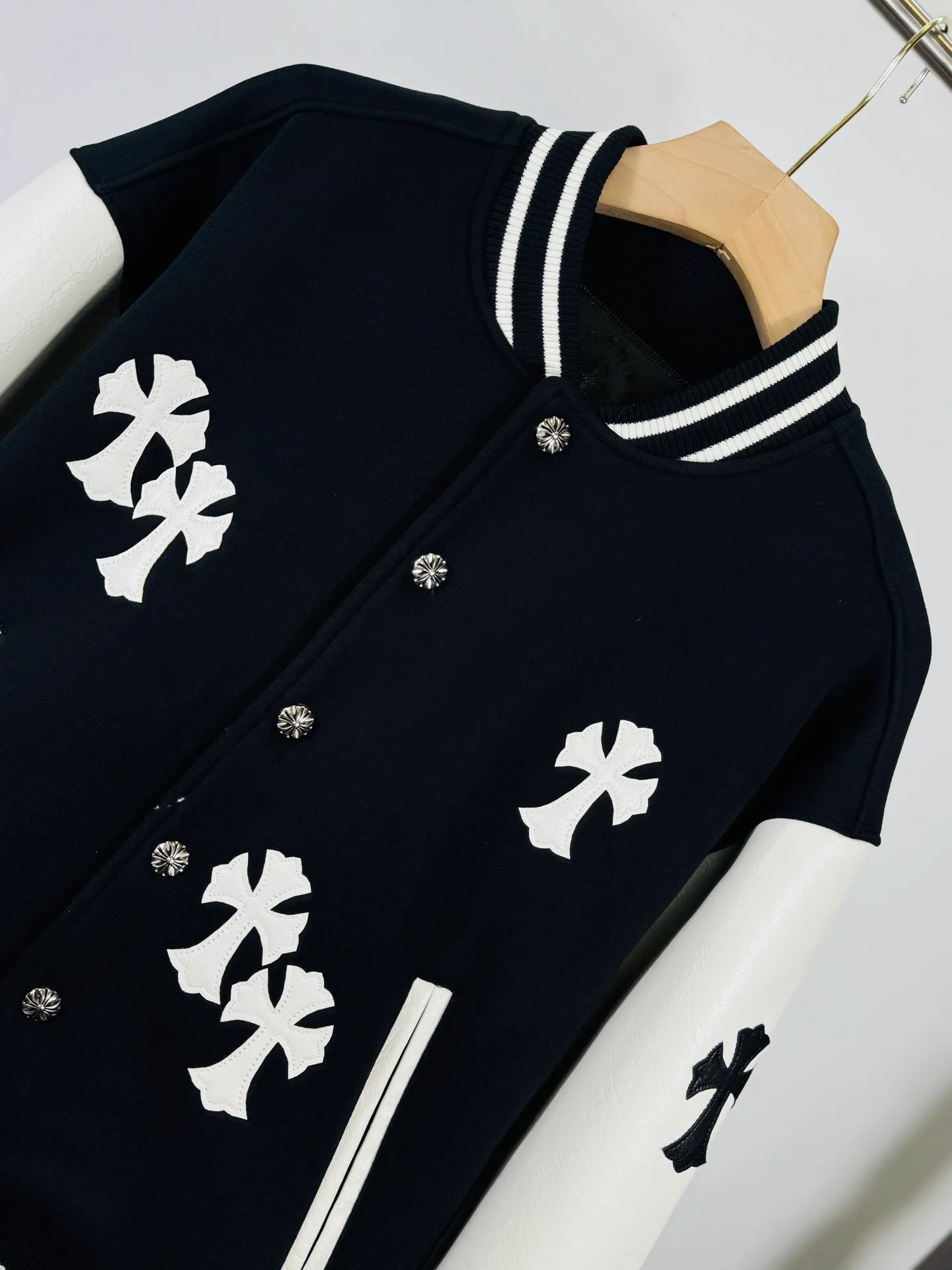 P520 top version 🐮 Real shot without P, ​​different from market products] Chrome Hearts 🍁Winter clothing is coming🍁 Sanskrit cross woolen leather sleeves spliced ​​baseball embroidered cotton jacket, heavy embroidery ➕ both sleeves and whole leather, counter synchronization, heavy industry! ! Customized version of thickened woolen fabric, silk lining, customized version of hardware, not the ordinary version on the market! ! Recommended color: wool with leather Style number: 25-361 Code number: S, M, L, XL